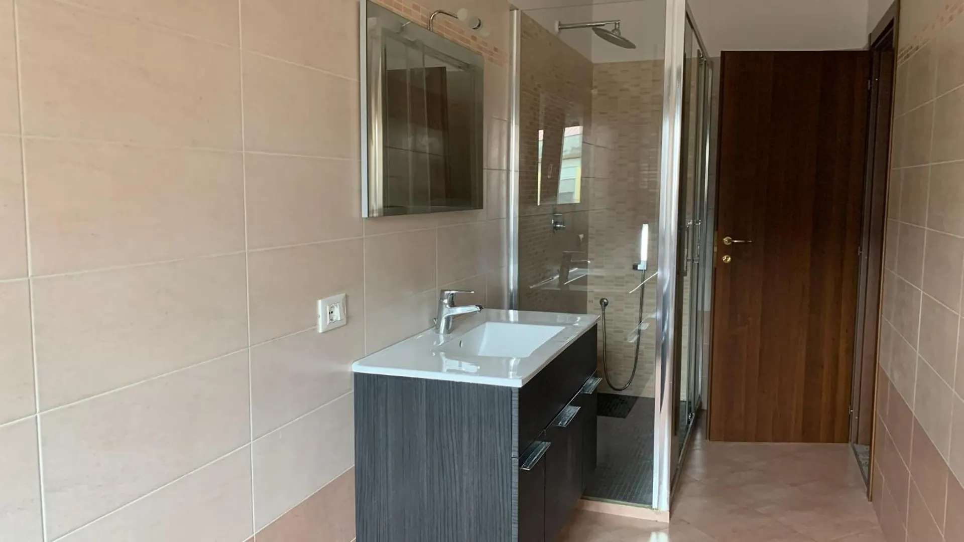 Top Floor Apartment 5 Minutes Walk To Lake Malgrate